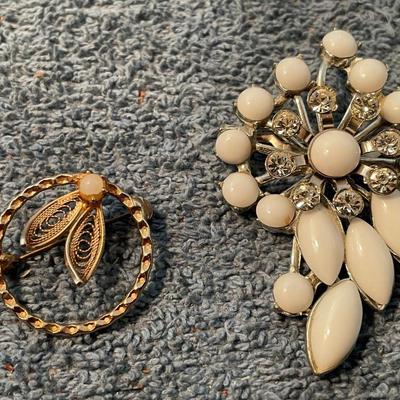 LOT 133 GREAT VINTAGE PINS