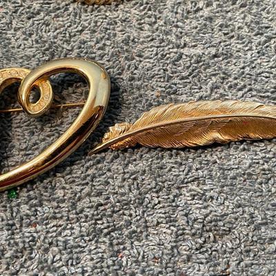 LOT 133 GREAT VINTAGE PINS
