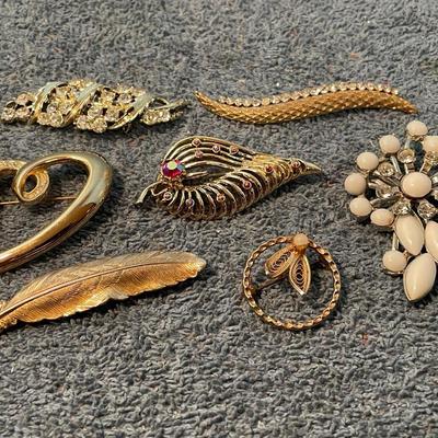 LOT 133 GREAT VINTAGE PINS