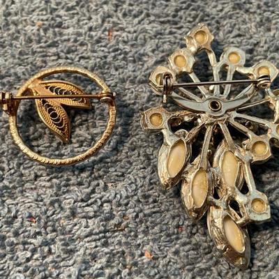 LOT 133 GREAT VINTAGE PINS