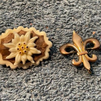 LOT 134 WILD & CRAZY VINTAGE PINS