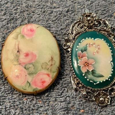 LOT 134 WILD & CRAZY VINTAGE PINS