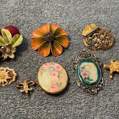 LOT 134 WILD & CRAZY VINTAGE PINS
