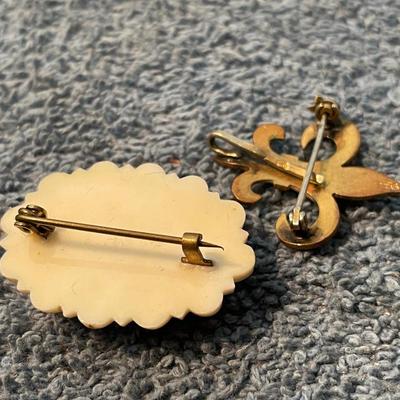 LOT 134 WILD & CRAZY VINTAGE PINS
