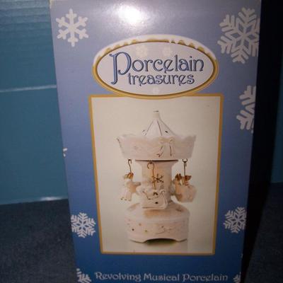 LOT 135 LOVELY COLLECTABLE REVOLVING MUSICAL PORCELAIN TREASURES CAROUSEL