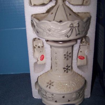 LOT 135 LOVELY COLLECTABLE REVOLVING MUSICAL PORCELAIN TREASURES CAROUSEL