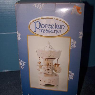 LOT 135 LOVELY COLLECTABLE REVOLVING MUSICAL PORCELAIN TREASURES CAROUSEL