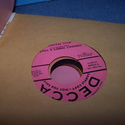 LOT 142 MCM 2 RECORD BOOKS/CASES VINYL PONYTAIL/DATE LINE OLD 45s CASE