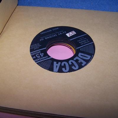 LOT 142 MCM 2 RECORD BOOKS/CASES VINYL PONYTAIL/DATE LINE OLD 45s CASE