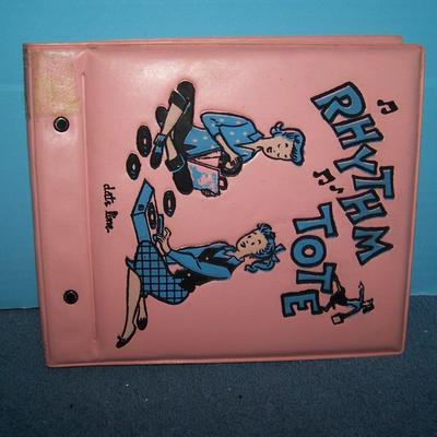 LOT 142 MCM 2 RECORD BOOKS/CASES VINYL PONYTAIL/DATE LINE OLD 45s CASE