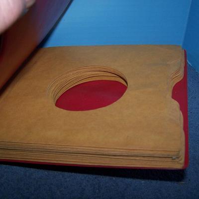LOT 142 MCM 2 RECORD BOOKS/CASES VINYL PONYTAIL/DATE LINE OLD 45s CASE