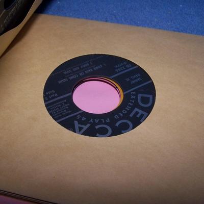 LOT 142 MCM 2 RECORD BOOKS/CASES VINYL PONYTAIL/DATE LINE OLD 45s CASE