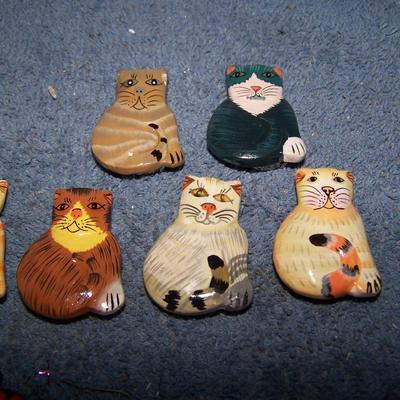 LOT 146 GREAT PAINTED WOOD CAT JEWELRY