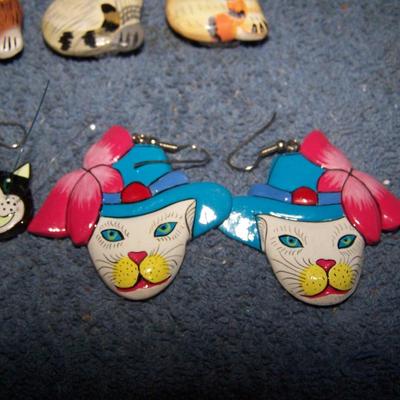 LOT 146 GREAT PAINTED WOOD CAT JEWELRY