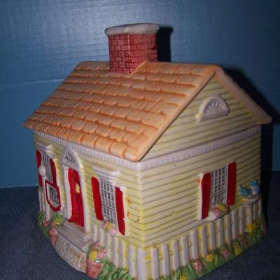 LOT 149 COLLECTABLE NESTLES TOLL HOUSE COOKIE JAR