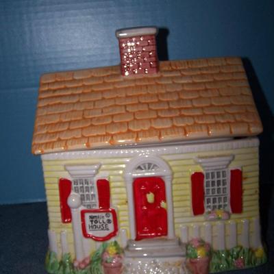 LOT 149 COLLECTABLE NESTLES TOLL HOUSE COOKIE JAR
