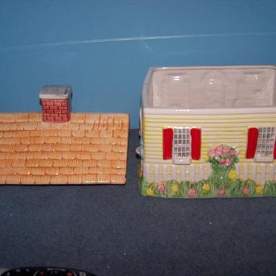 LOT 149 COLLECTABLE NESTLES TOLL HOUSE COOKIE JAR