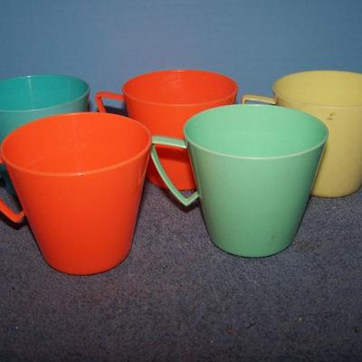 LOT 150 GREAT MCM PLASTIC PICNIC WARE