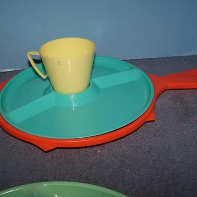 LOT 150 GREAT MCM PLASTIC PICNIC WARE