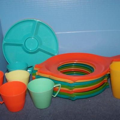LOT 150 GREAT MCM PLASTIC PICNIC WARE