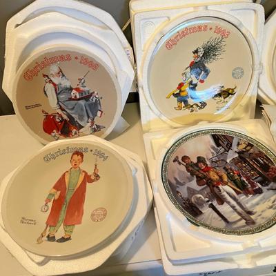 Lot 12 Christmas Collectors plates