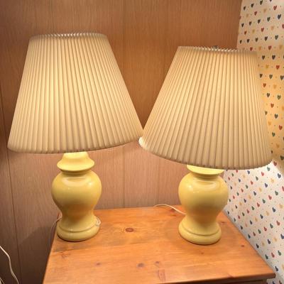 Lot 20 Yellow table lamps