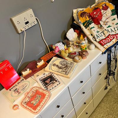 Lot 31 Chicken decor