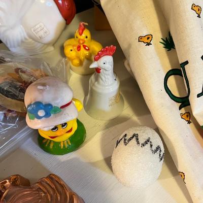 Lot 31 Chicken decor