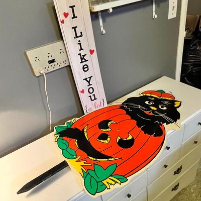 Lot 34 Holiday Signs