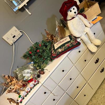 Lot 41 Christmas decor