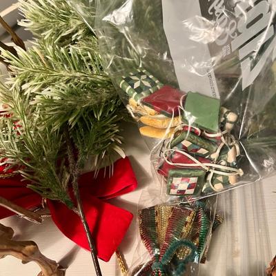 Lot 41 Christmas decor