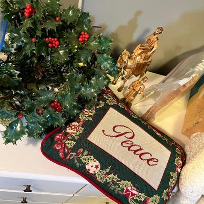 Lot 41 Christmas decor