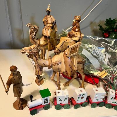Lot 41 Christmas decor