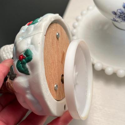 Lot 42 Christmas decor