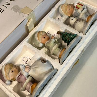 Lot 42 Christmas decor
