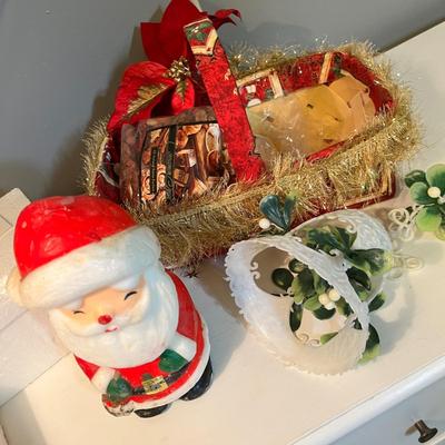 Lot 46 More Christmas decor
