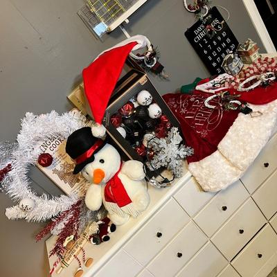 Lot 57 Christmas decor