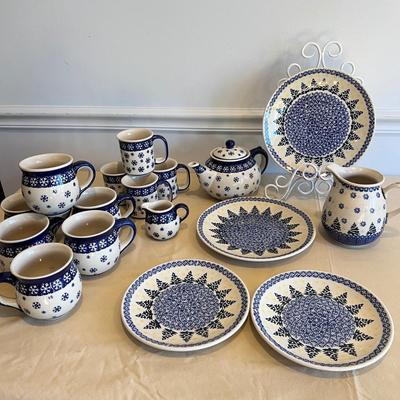 18 Piece Boleslawiec Polish Pottery Lot - Winter Design