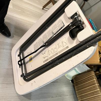 Lot 86 Folding table