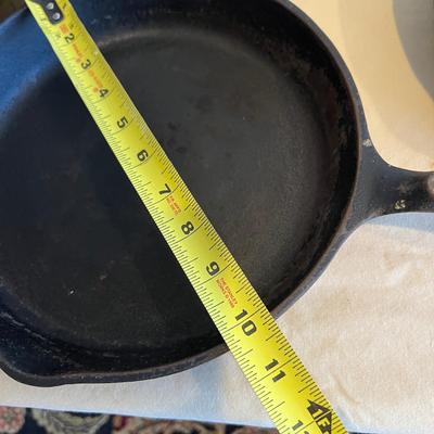 7 Piece Clean Cast Iron Lot - Lodge Kettle, Skillets, Pot w. Top