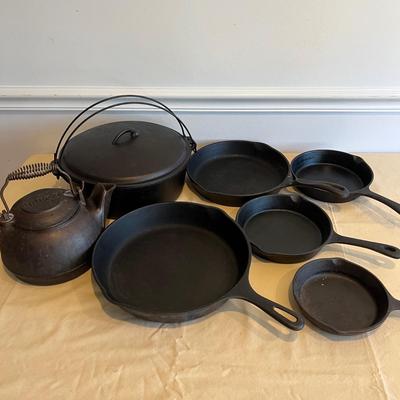 7 Piece Clean Cast Iron Lot - Lodge Kettle, Skillets, Pot w. Top