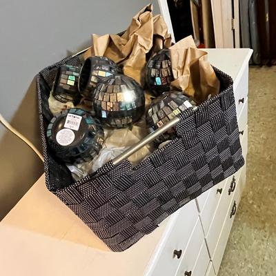 Lot 106 Basket with mirrored decor