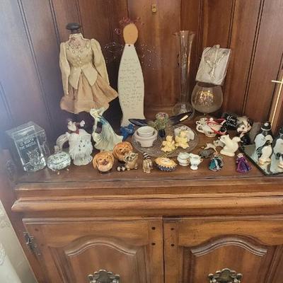 Misc little collectibles including salt and pepper shakers