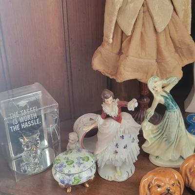 Misc little collectibles including salt and pepper shakers