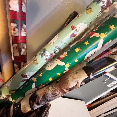 Lot 115 Crock w/ wrapping paper