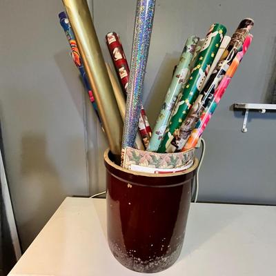 Lot 115 Crock w/ wrapping paper