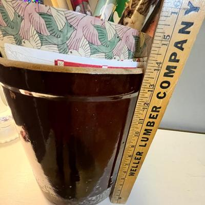 Lot 115 Crock w/ wrapping paper