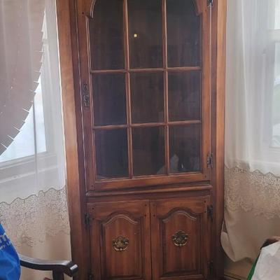 Corner curio