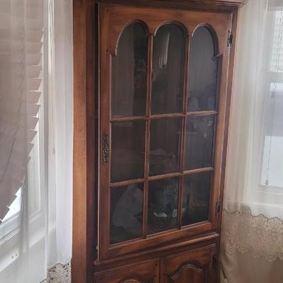 Corner curio