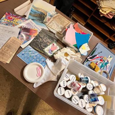 Lot 139 Tote of cloth painting